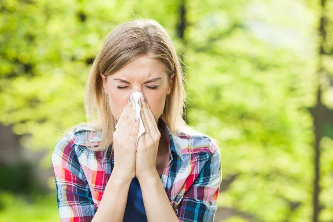 woman-sneeze